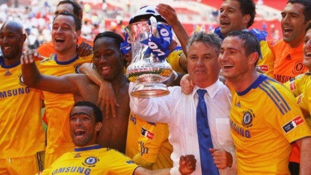 Турците подозират, че Хидинк преговаря с Челси