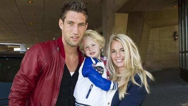 Вижте 11-те най-секси футболни половинки на новаците във Висшата лига