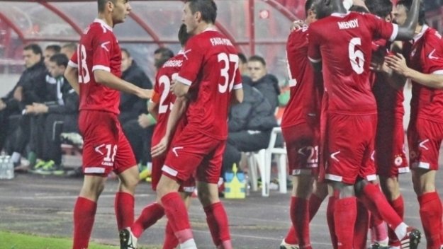 Стойчо оставя Менди резерва срещу Локо София