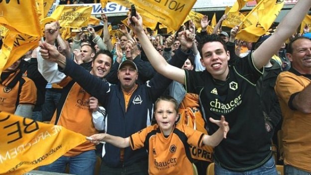 Фен на Уулвс се облекчи на стадиона на УБА + ВИДЕО