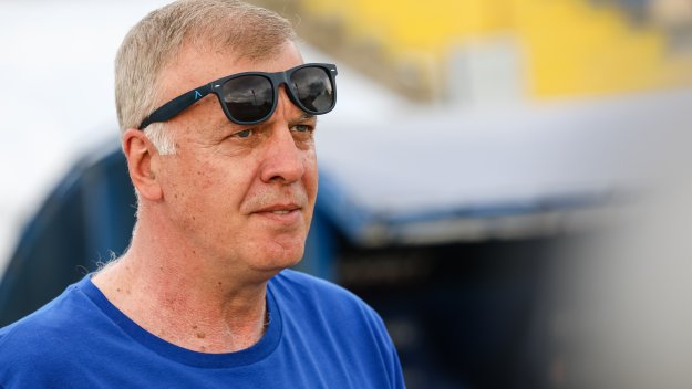 Наско Сираков не изпуска Левски от поглед