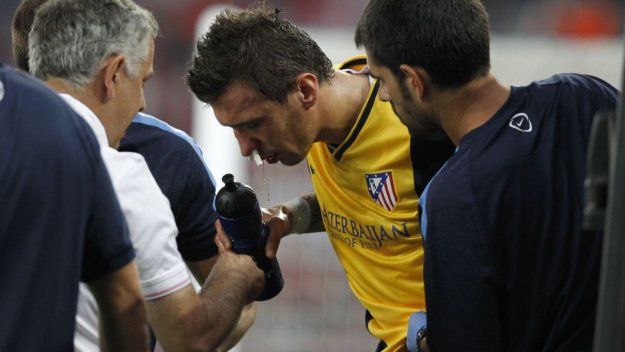 Манджукич със счупен нос