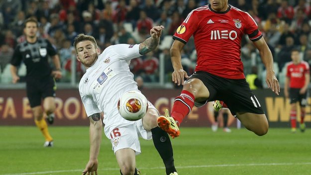 Ливърпул с оферта за бек на Севиля