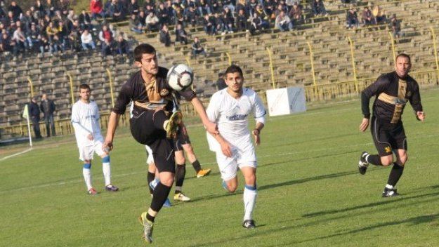 Ботев разнебити с 3:0 Черноморец