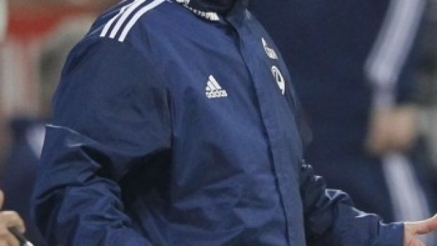 От Шалке оставиха Хууб Стевенс да рине сняг един час