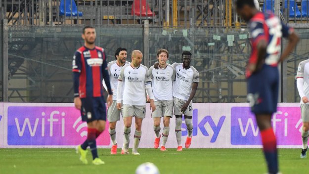 Болоня бие от 0:2, Антов гледа от пейката