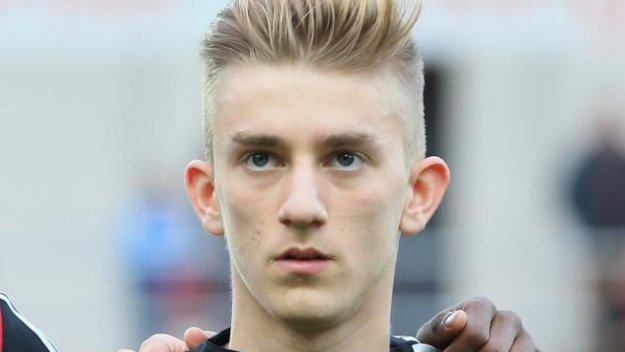 Крило на Херта си го показва пред непълнолетна