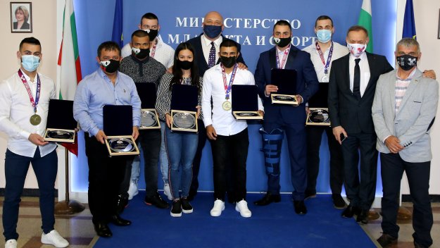 Министър Кралев награди медалистите от Европейското първенство по вдигане на тежести