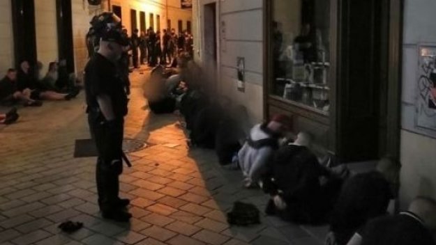 Освобождават феновете на Левски до час