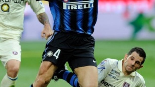 Интер продължава да преследва Милан