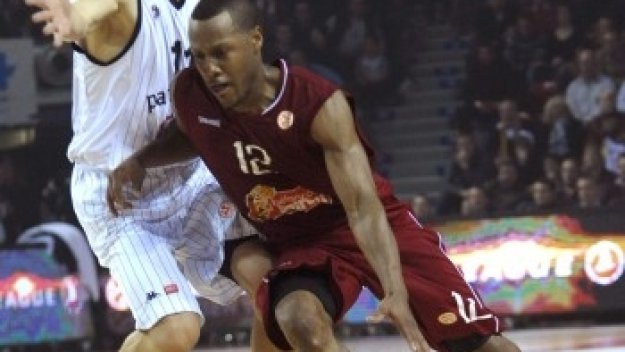 Силен мач за Роуланд, Уникаха губи