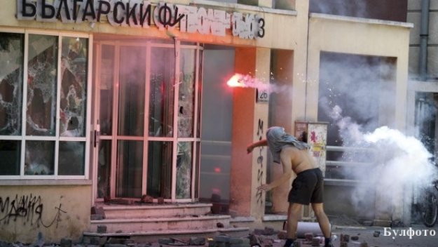 Бесни ултраси на ЦСКА изпотрошиха сградата на БФС