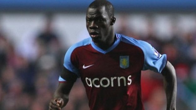 Халф на Астън Вила нападна спортен журналист