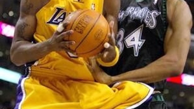 Коби задмина и Робърт Периш