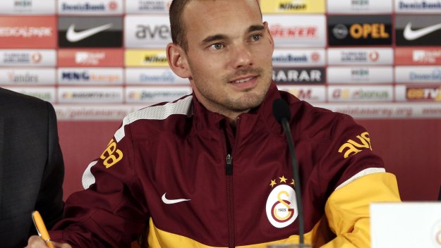 Манчестър Юнайтед дава Нани и Валенсия за Снайдер