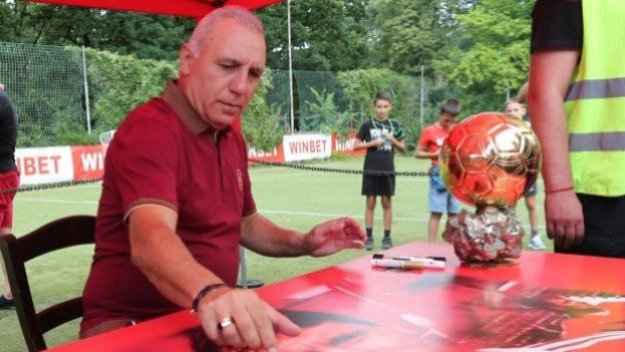 Феновете на ЦСКА да целуват ръка на Стоичков