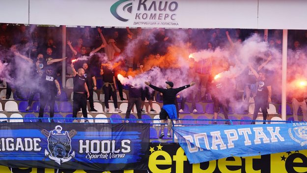 Скандал! Фенове на Локо Пловдив и Спартак Варна се бият на поляна + ВИДЕО 