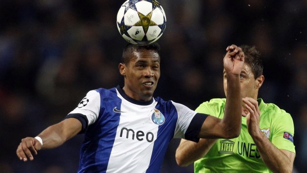 Манчестър Юнайтед се оглежда в Алекс Сандро