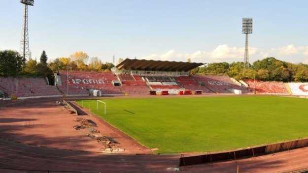 Слагат спешно нова трева на “Армията”