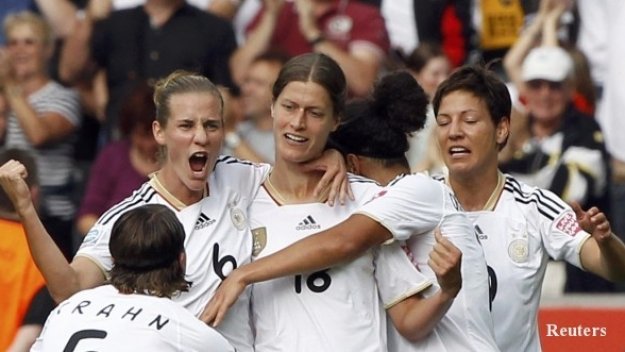 Германия тръгна с победа към трета световна титла
