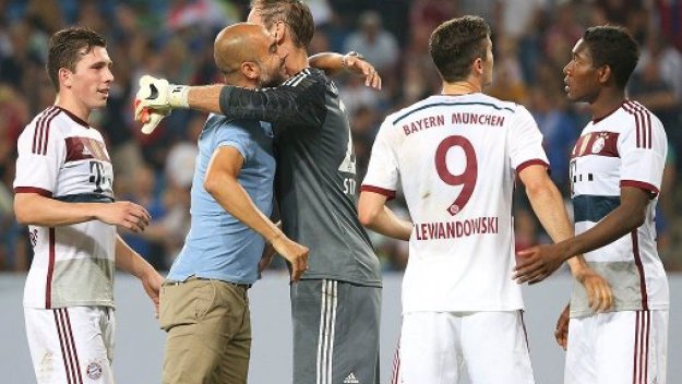 Гуардиола хвали Левандовски за бижуто + ВИДЕО