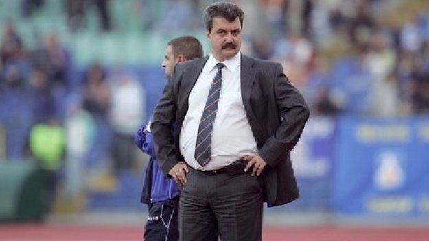 Батков плаща премии от преди година