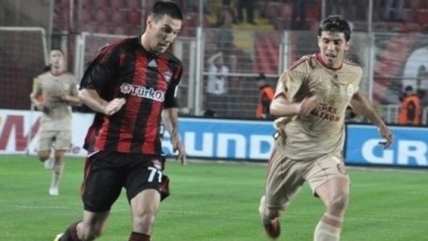 Страхотен Ивелин Попов наказа Галатасарай