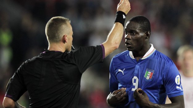 Балотели бие Кантона и Марадона по лошотия