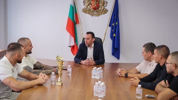 Министър Иван Пешев награди медалистите от Европейското първенство по сумо