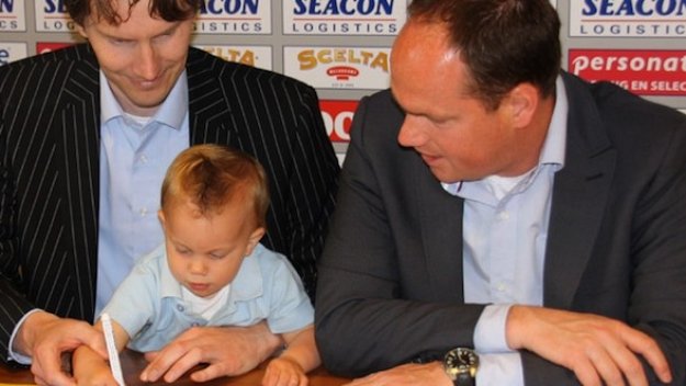 Холандски клуб подписа с 18 месечно бебе + ВИДЕО