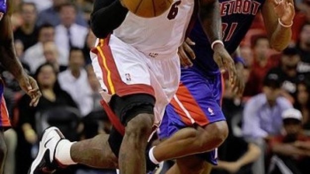 ЛеБрон с 18 точки в първия си мач за Хийт