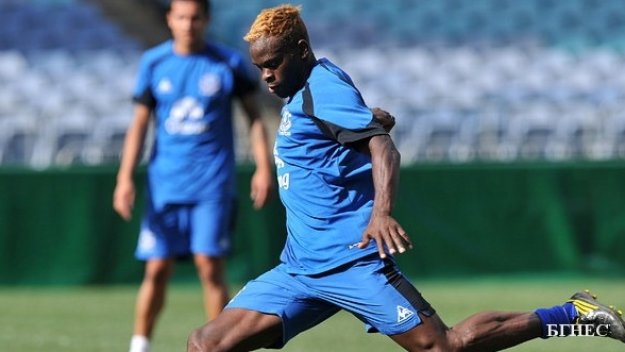 Луи Саха лекува колената си с пиявици от Гваделупа