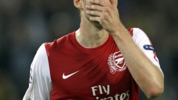 Пер Мертезакер аут до края на сезона