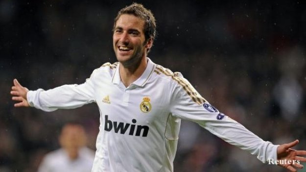 Вдигат заплатата на Игуаин