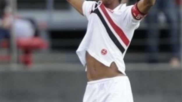 ПСЖ се намесва в битката за подписа на Лукас Моура