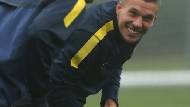 Подолски пее на Тио Уолкът да преподпише + ВИДЕО