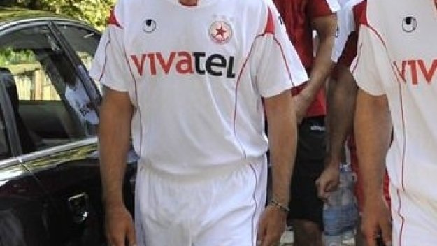 Стойчо Младенов ще играе в казарми