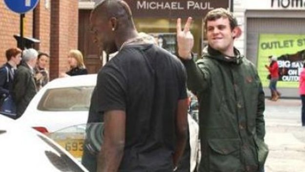 Балотели пак катастрофира, този път в центъра на Манчестър