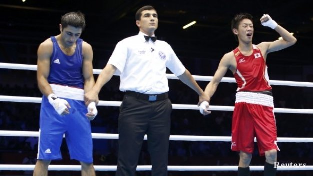 Разследват боксови съдии за скандален мач