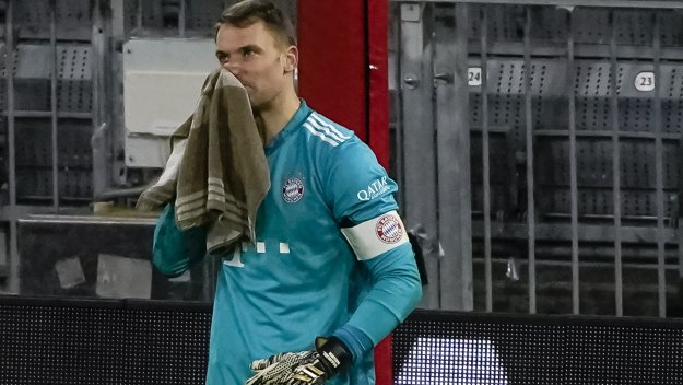 Какво става с Байерн? Нойер удари невиждано дъно