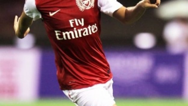 Арсенал с нова оферта към Насри