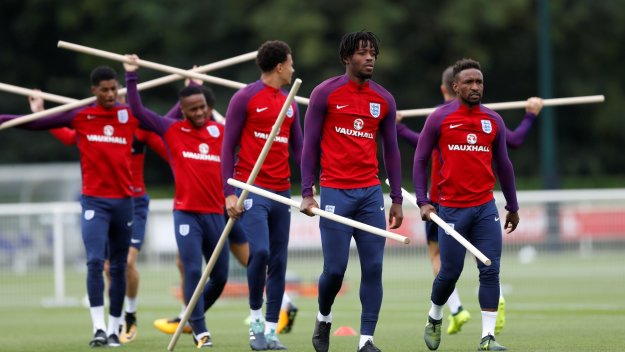 Бивш капитан на Англия: Средната ни линия не става