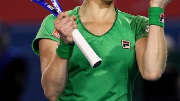 Клайстерс с трудна победа на старта в Париж