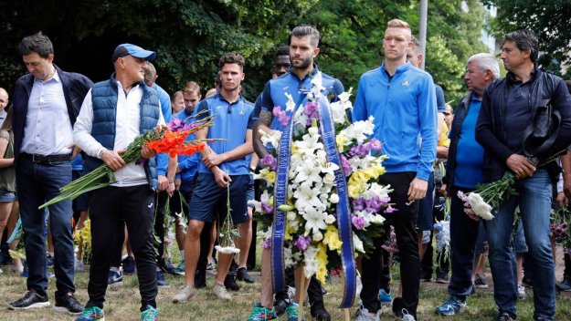 Левски празнува рождения си ден с венци и цветя