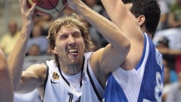 Новицки започна с 25 точки