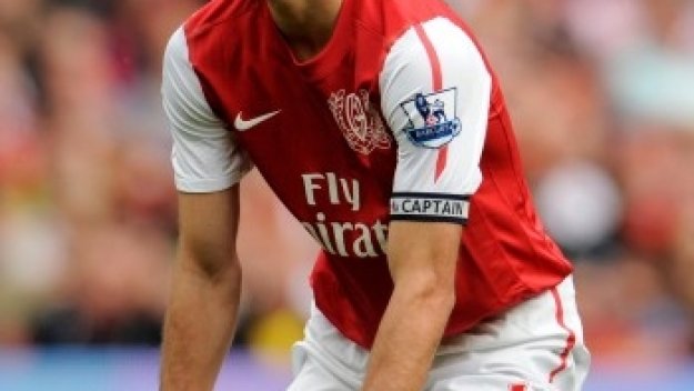 Ван Перси продължава да подхранва спекулациите за бъдещето си