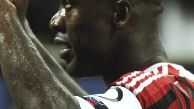 Кларънс Зеедорф остава в Милан за още един сезон