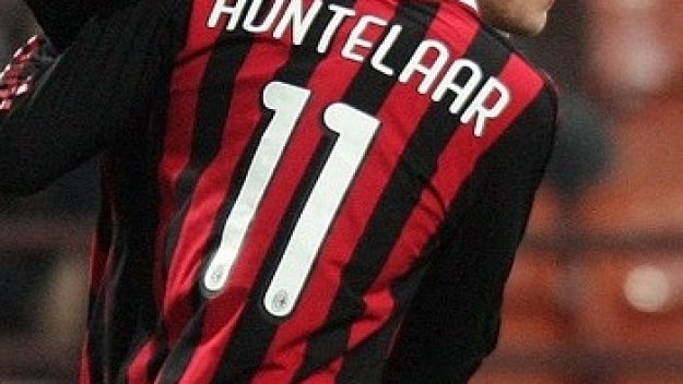 Тотнъм преговаря с Милан за Хунтелаар, Фабиано твърде скъп за клуба