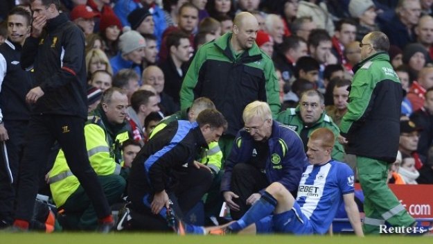 Халф на Уигън със счупен крак