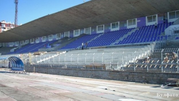 Държавата налива 600 000 лева в стадиона на Етър